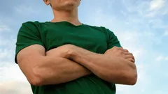 Was bedeutet es, wenn jemand im Gespräch die Arme verschränkt? Psychologen geben Antwort