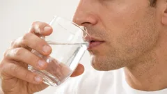 Einfache Gewohnheit: Experten erklären, wie nützlich ein Glas warmes Wasser ist