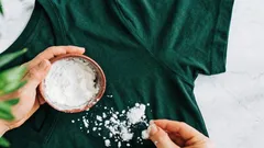 Verblasste Kleidung wird wieder wie neu: schneller, günstiger Trick ohne Reinigung