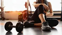 Den Körper ohne Fitnessstudio in Gang bringen: 5 Übungen für zu Hause, die Muskeln sofort aktivieren