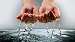 Schwarz, heiss und leitfähig: Forschende entdeckten den vierten Aggregatzustand des Wassers