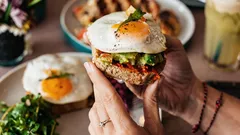 Was zum Frühstück sinnvoll ist – und worauf man lieber verzichtet: Tipps von Ernährungsprofis