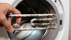 Kalk löst sich stückweise von der Waschmaschine ab: Ein gewöhnliches Küchenmittel hilft