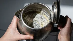 Kalk verschwindet in wenigen Minuten: Das solltest du statt Essig in den Wasserkocher geben
