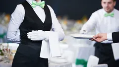 Was bedeutet es, Kellnern beim Abräumen der Teller zu helfen? Psychologen enthüllen Details