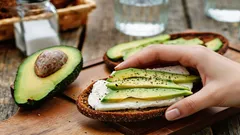 Was passiert, wenn du zum Abendessen Avocado isst? Ein Ernährungsberater nennt 5 Vorteile