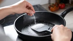 Warum man eine neue Pfanne mit Salz einreibt: Ein Schritt, der vor Ärger schützt