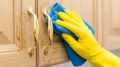 Küchenfronten werden in 5 Minuten fettfrei: Dieses Mittel löst das Problem schnell