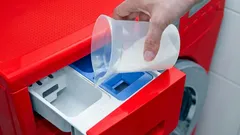 Entfernt Kalk, Schimmel und unangenehme Gerüche: Einfach dies in die Waschmaschine streuen