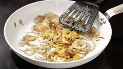 Ein Trick – und Röstzwiebeln werden knusprig: Das müssen Sie in die Pfanne geben